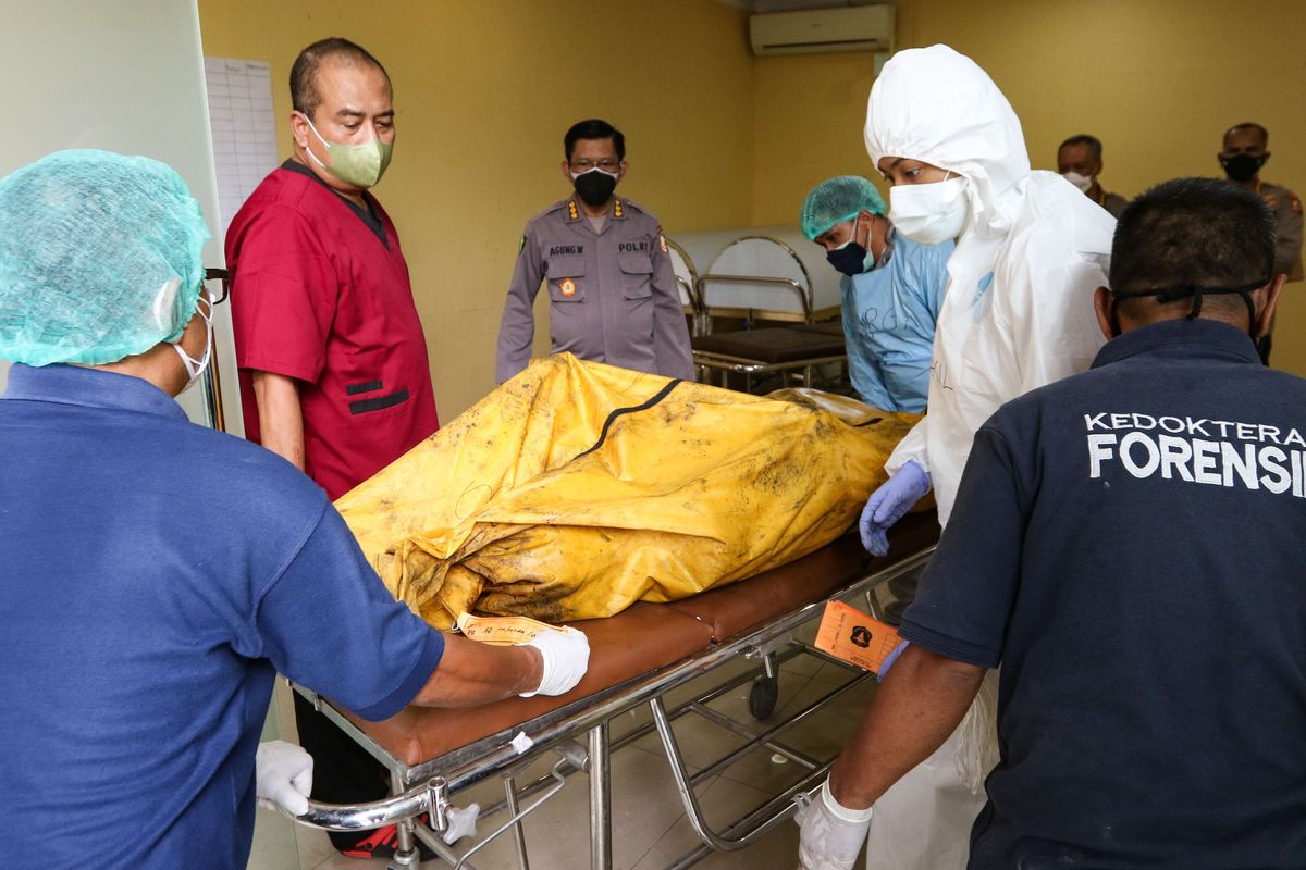 Jenazah narapidana (napi) korban kebakaran di Lembaga Pemasyarakatan (Lapas) Kelas I Tangerang dibawa ke RS Polri Kramat Jati, Jakarta, Rabu (8/9/2021). Sebanyak 41 rang narapidana tewas dalam kejadian ini.