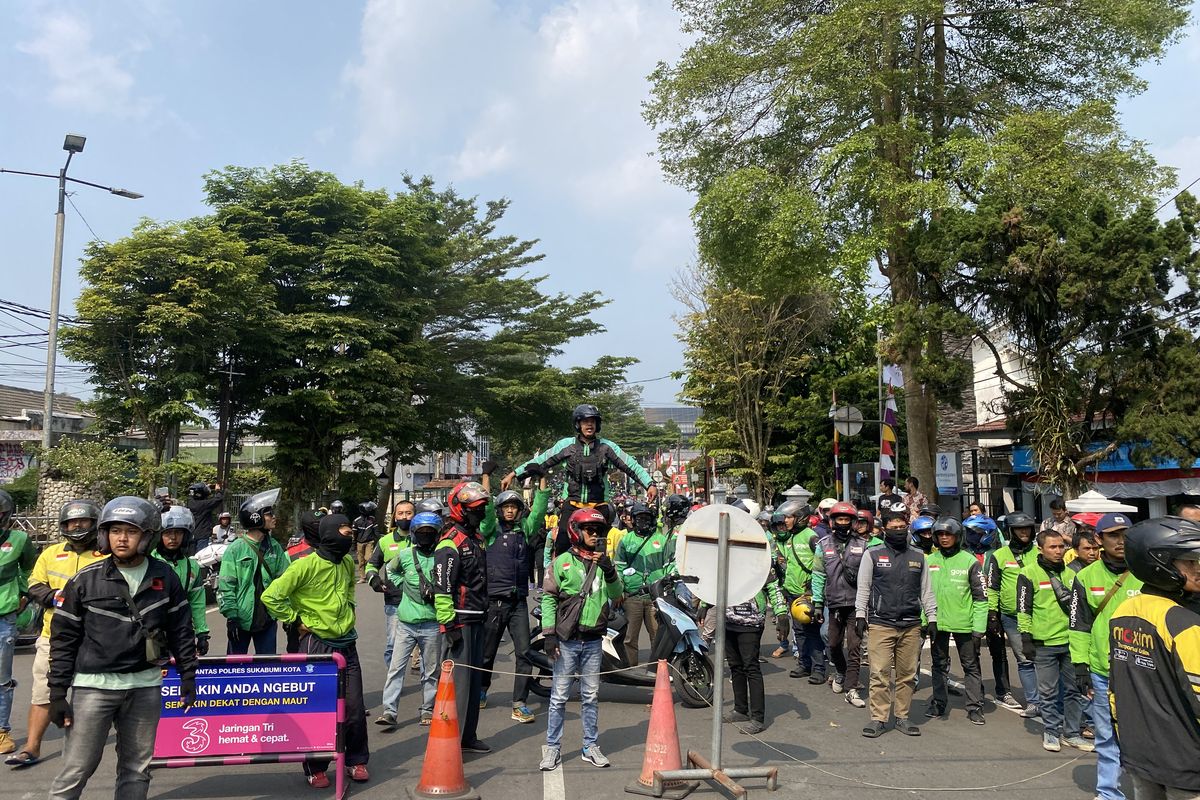 Ojek online di Kota Sukabumi saat berkumpul di Balai Kota