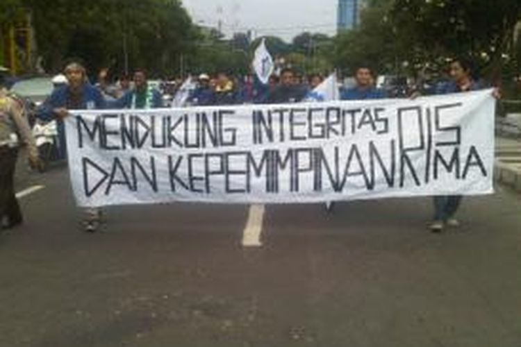 Mahasiswa ITS Surabaya dukung Risma tidak mundur.