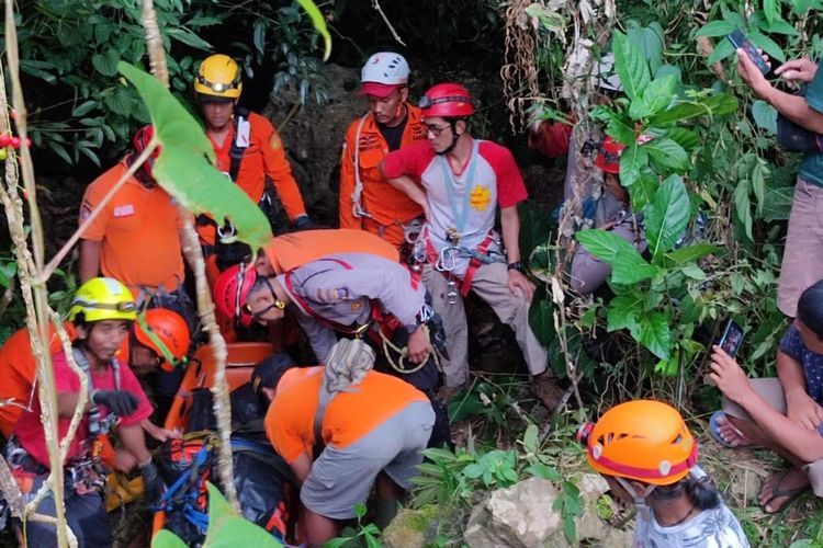 Proses evakuasi jenasah mahasiswa UNS di Luweng Braholo, Kapanewon Tepus, Gunungkidul. Minggu (26/3/2023)