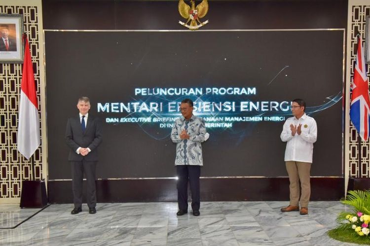 Menteri Energi dan Sumber Daya Mineral (ESDM) Arifin Tasrif bersama Duta Besar Inggris untuk Indonesia dan Timor Leste Owen Jenkins dan Direktur Jenderal Energi Baru Terbarukan dan Konservasi Energi (EBTKE) Dadan Kusdiana meluncurkan secara resmi Program MENTARI Efisiensi Energi (MENTARI EE di Jakarta, Senin (28/11/2022).