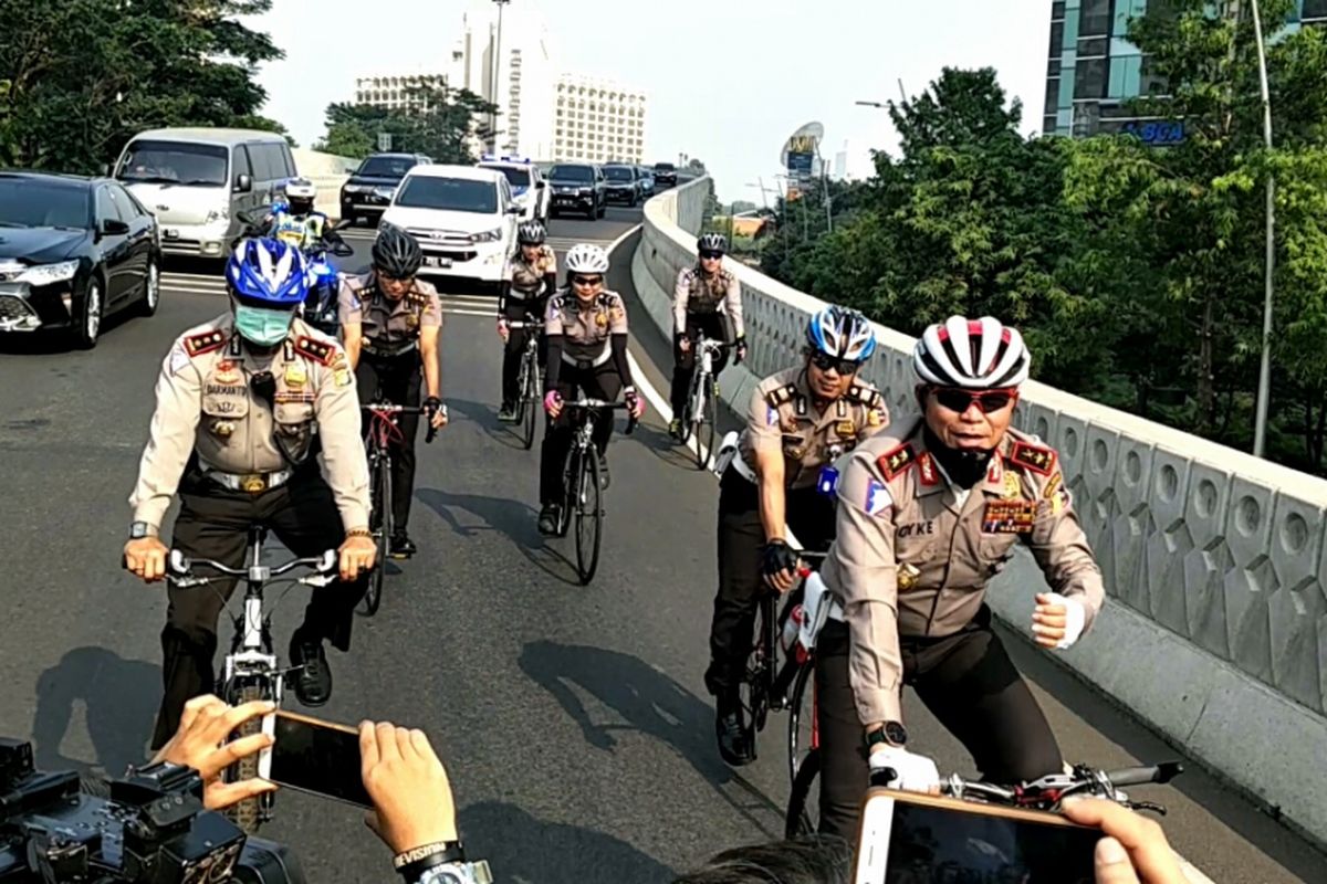 Bersepeda, Kakorlantas Mabes Polri Irjen Royke Lumowa dan jajarannya meninjau pelaksanaan pembatasan kendaraan bermotor sistem ganjil genap di sejumlah ruas jalan, Selasa (31/7/2018).