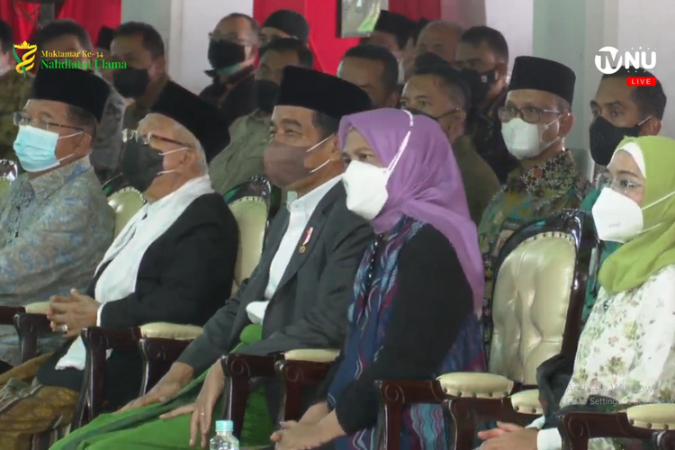 Tangkapan layar Presiden Joko Widodo dan Wakil Presiden Ma'ruf Amin menghadiri acara pembukaan Muktamar ke-34 Nahdlatul Ulama (NU) di Lampung, Rabu (22/12/2021).