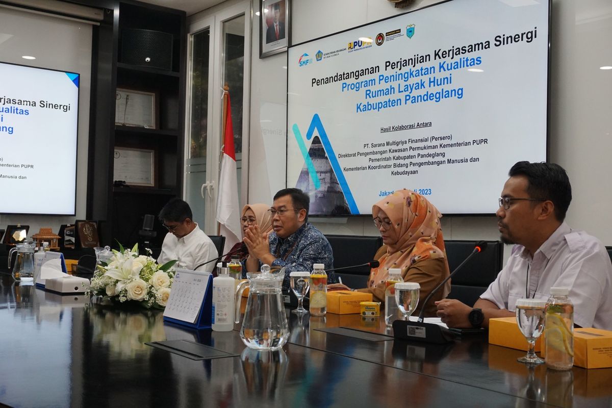 Penandatanganan Perjanjian Kerja Sama Sinergi antara SMF, Pemerintah Kabupaten Pandeglang, dan Kementerian PUPR yang ditandatangani langsung oleh Bupati Pandeglang, Ina Nurlina, Pejabat Pembuat Komitmen Pembinaan Manajemen 2, Direktorat PKP, Mokhamad Fakhrur Rifqie., dan Direktur Utama SMF, Ananta Wiyogo, di Grha SMF, Jakarta Selatan, Senin (17/7).