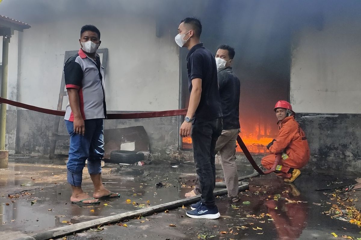 Kebakaran melanda PT Sung Chang Indonesia (SCI), Kabupaten Kulon Progo, Daerah Istimewa Yogyakarta. Api melahap gedung yang berisi genset, tampungan solar dan gudang barang bekas dalam area pabrik.