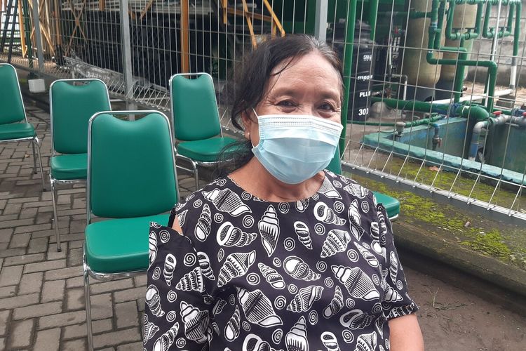 Pamuji Ekowati (62) warga Kelurahan Joglo yang mendapatkan vaksin booster di Rumah Sakit Ibu Fatmawati Soekarno di Kecamatan Banjarsari, Solo, Jawa Tengah, Jumat (14/1/2022).