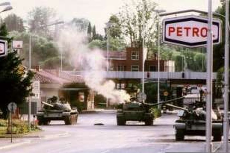 Sejumlah tank AD Yugoslavia disergap pasukan Slovenia di kota Nova Gorica dekat perbatasan dengan Italia. Perang kemerdekaan Slovenia ini termasuk konflik bersenjata paling singkat karena hanya berlangsung 10 hari.