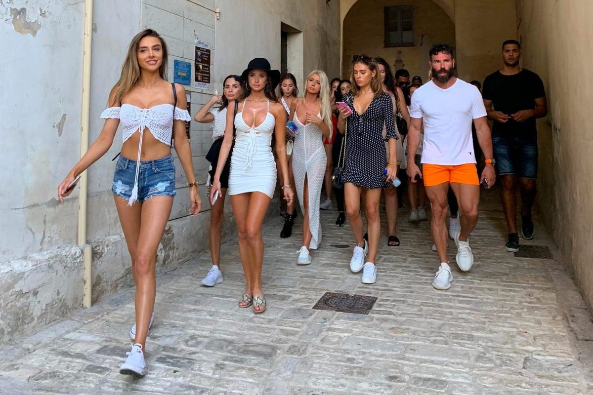 Dan Bilzerian bersama rombongannya