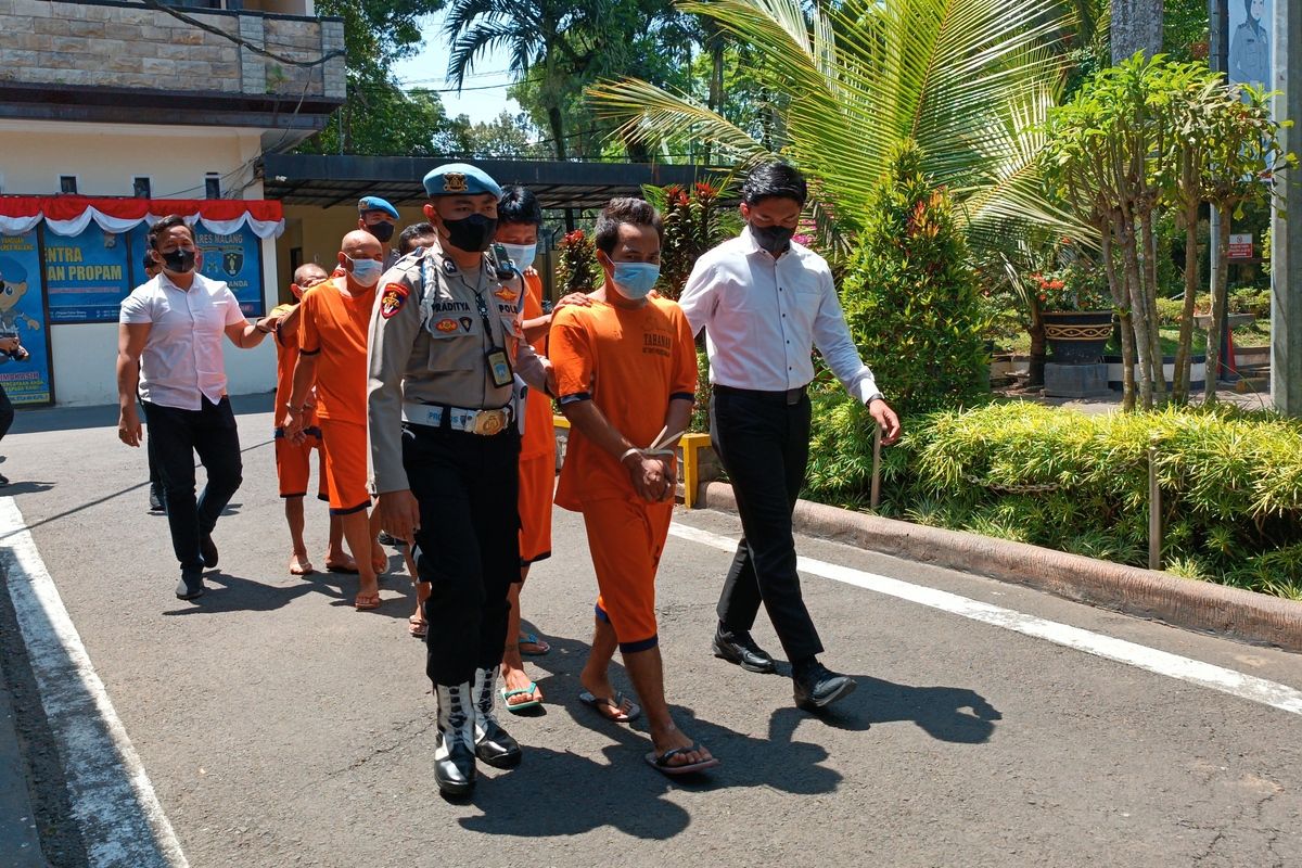 Tujuh orang pelaku judi online saat digelandang di Mapolres Malang, Senin (22/8/2022).