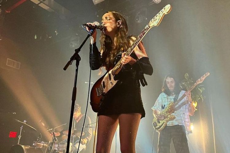 Lirik dan Chord Lagu Go Outside dari Cults