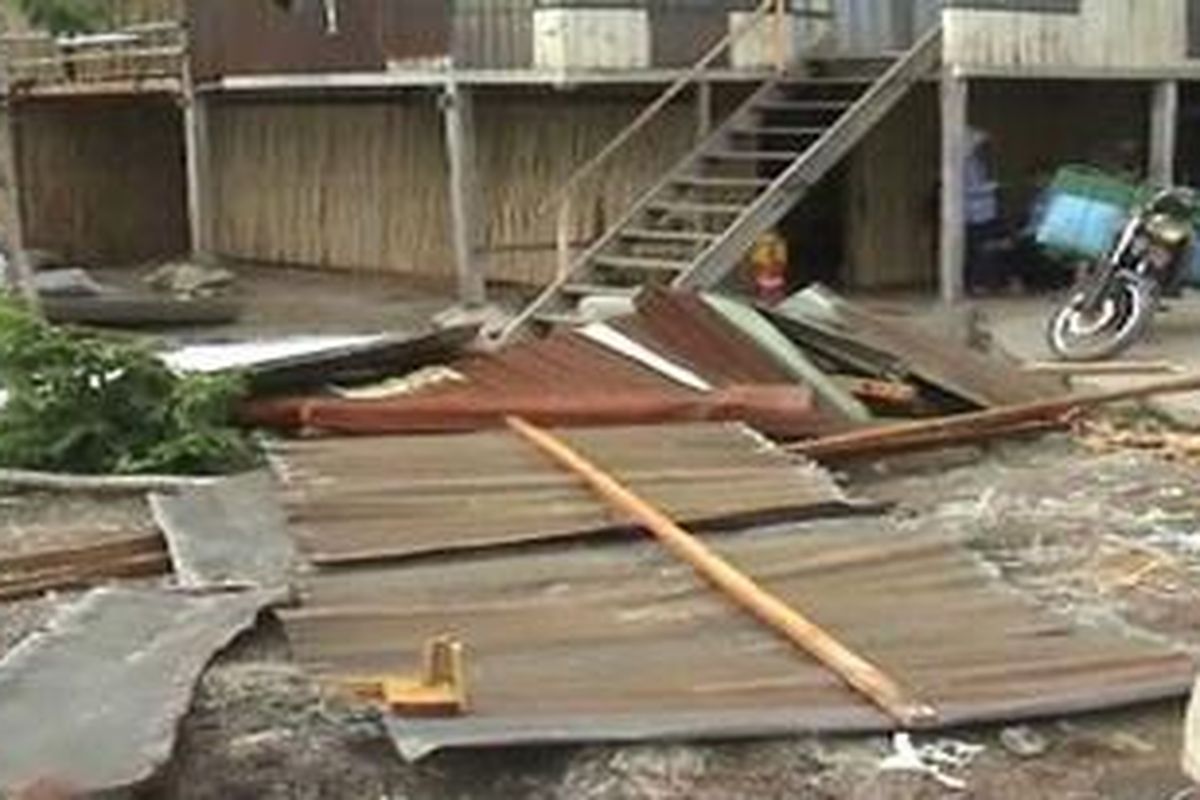 Putting eliung memporak-porandakan puluhan rumah warga di desa lambe kecamatan Tinambung kamis petang tadi, Tidak ada korban jiwa namun kerugian meteri ditaksir mencapai ratusna juta rupiah.