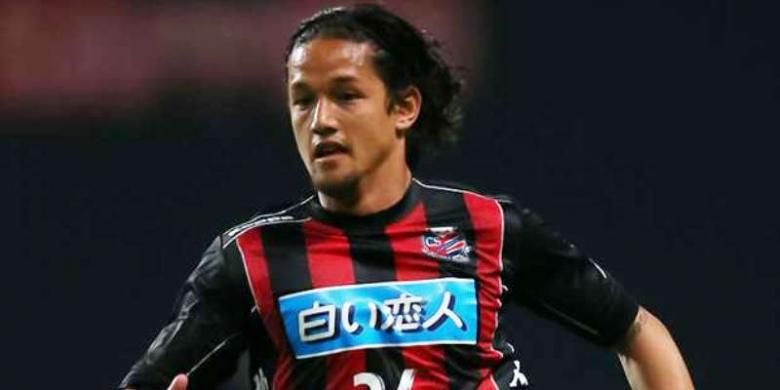 Gelandang Consadole Sapporo, Irfan Bachdim. 