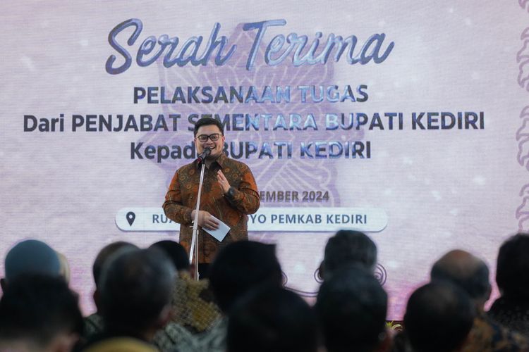 Bupati Kediri Hanindhito Himawan Pramana saat memberikan sambutan dalam acara serah terima pelaksanaan tugas bupati Kediri di Ruang Joyoboyo Pemkab Kediri, Sabtu (23/11/2024).