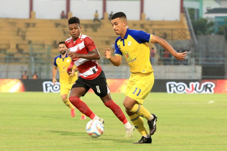 Pemain Madura United Hugo Gomes dijaga ketat pemain Barito Putera Gustavo Tocantis pada laga pekan ke-22 Liga 1 2023-2024 yang berakhir dengan skor 4-1 di Stadion Gelora Bangkalan, Jawa Timur, Minggu (10/12/2023) sore.