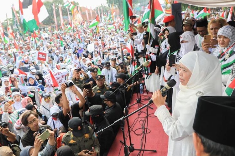 Berbaur Bersama Puluhan  Ribu Masyarakat Jatim Aksi Bela Palestina, Gubernur Khofifah Ajak Beri Dukungan Lewat Doa dan Donasi