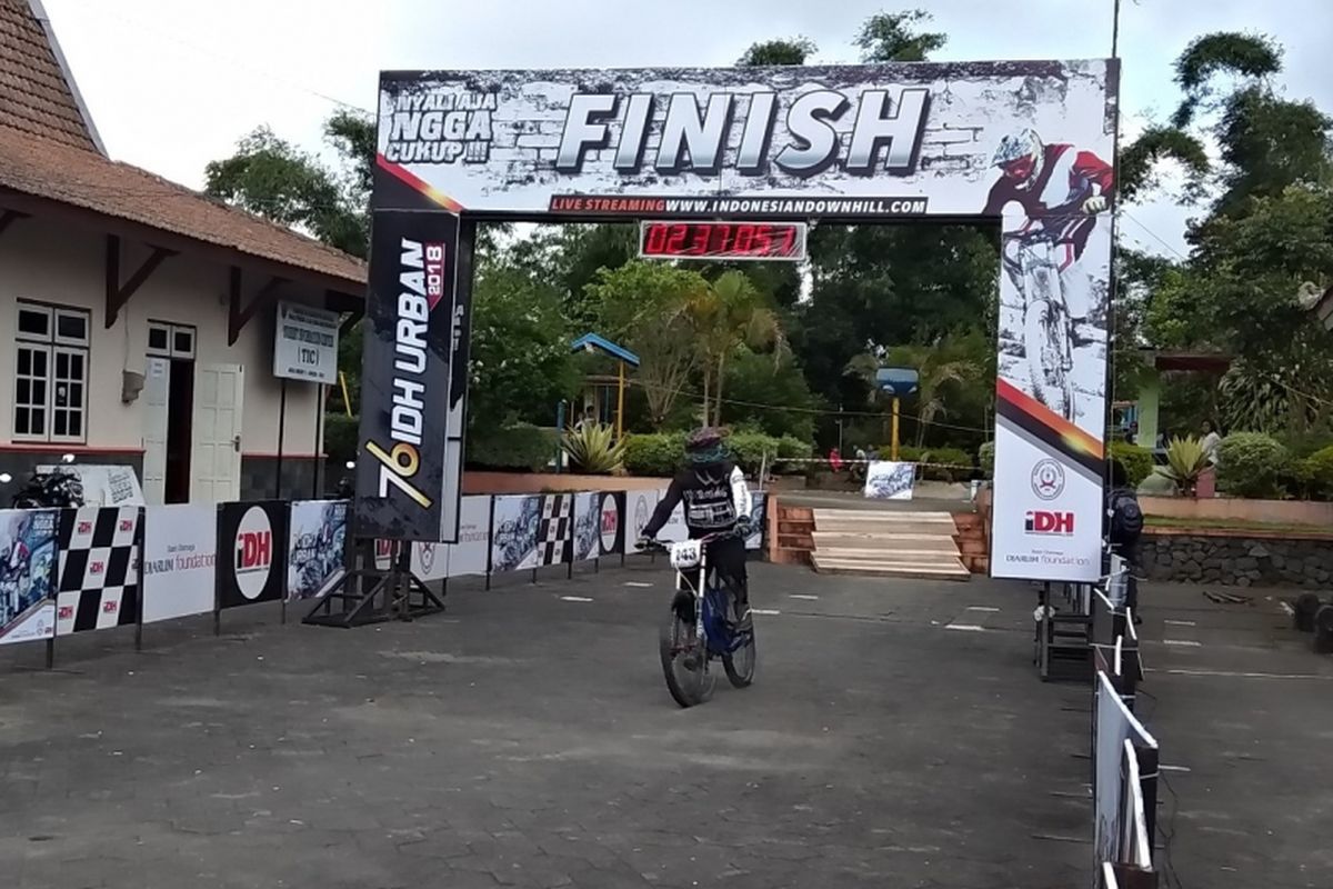 Salah satu peserta Downhill saat memasuki garis finish