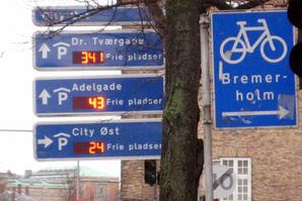 Petunjuk bagi para pengguna sepeda yang banyak dijumpai di Kota Kopenhagen, Denmark