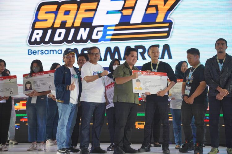 PT Jasa Marga (Persero) Tbk kembali menggelar edukasi keselamatan berlalu lintas yang merupakan implementasi Program Tanggung Jawab Sosial dan Lingkungan (TJSL) Perusahaan. Program yang bertajuk Safety Riding Bersama Jasa Marga ini digelar di Gedung Sasana Kriya, Taman Mini Indonesia Indah, Jakarta, pada Minggu (12/02/2023). 