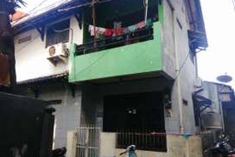 Warga RT 07 RW 14 Kelurahan Utan Kayu Selatan, Kecamatan Matraman, Jakarta Timur dikejutkan dengan penggerebekan polisi di rumah nomor 25 pada Kamis 1 September 2016. Rumah yang diketahui ditempati M (41) itu ternyata menyimpan obat kadarluarsa. Senin (5/9/2016)