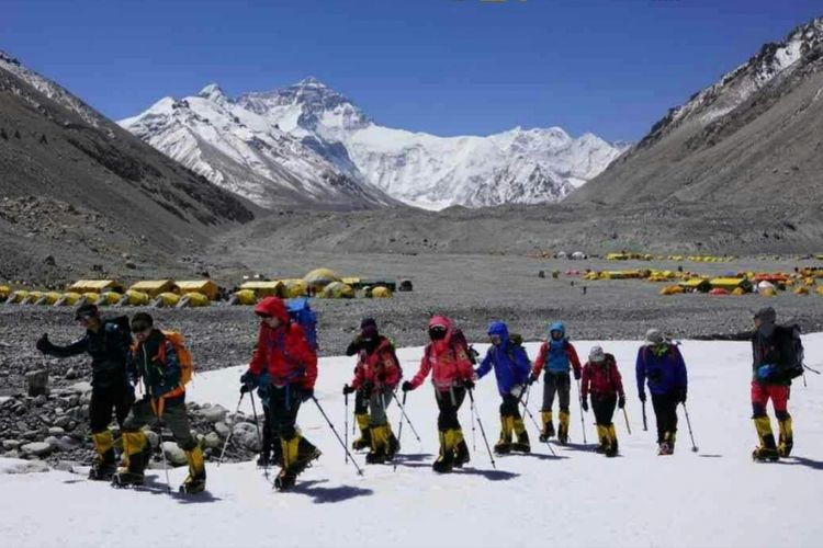 Tim Wissemu tengah melanjutkan perjalanan menuju puncak Everest, perjalanan tersebut diperkirakan membutuhkan waktu 7 hari.