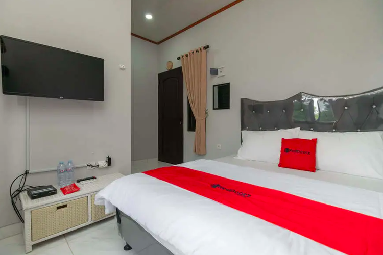 RedDoorz Plus near Jungleland Sentul