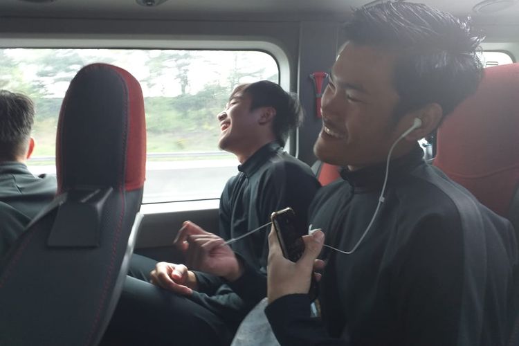 Pemain Garuda Select mendengarkan musik dan bernyanyi saat dalam perjalanan menuju lokasi latihan di Aston Recreation Centre, Birmingham, Inggris, Minggu (5/5/2019).
