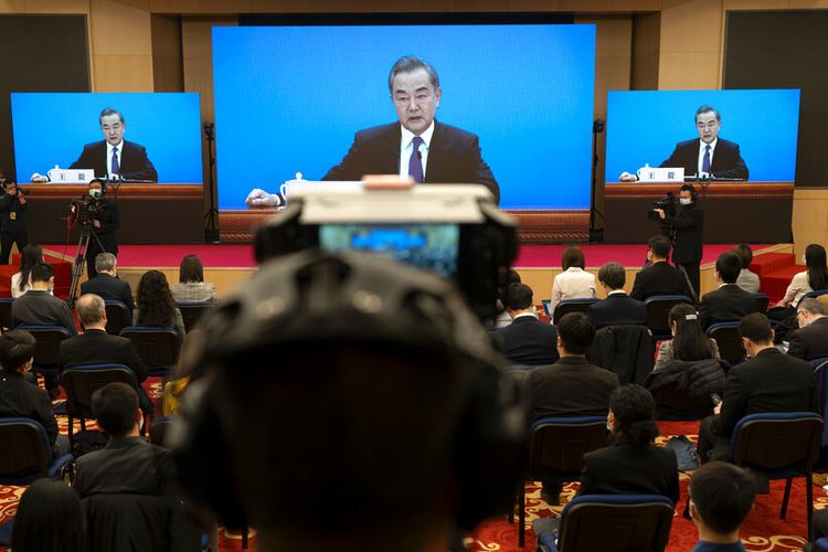 Menteri Luar Negeri China Wang Yi berbicara selama konferensi pers video jarak jauh yang diadakan di sela-sela pertemuan tahunan Kongres Rakyat Nasional (NPC) China di Beijing, Minggu (7/3/2021).
