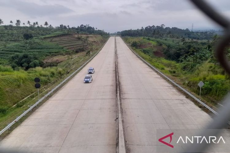 Jalan Tol Bocimi seksi II ruas Cigombong-Cibadak yang sempat mengalami longsor tepatnya di km 64+600, Kampung Sikup, Desa Purwasari, Kecamatan Cicurug, Kabupaten Sukabumi, Jabar pada 3 April lalu akan kembali dioperasionalkan pada Selasa, (24/9/2024).