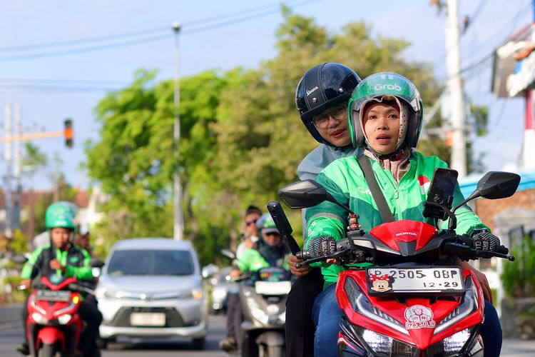 Bupati Banyuwangi Ipuk Fiestiandani saat menaiki ojek online untuk berangkat kerja. 