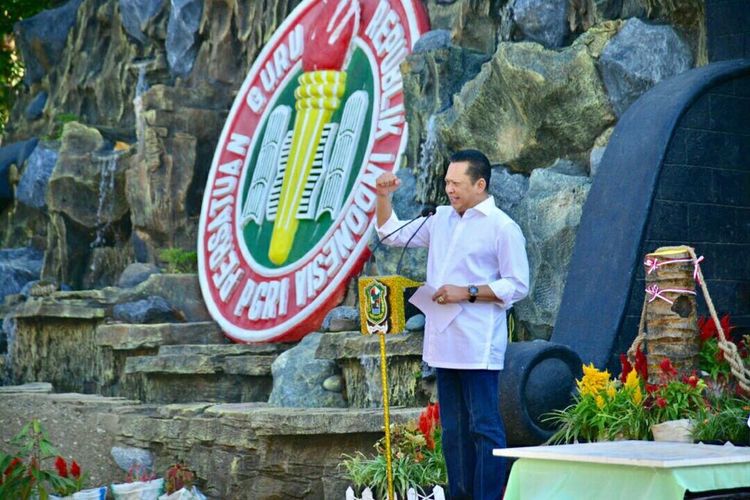 Ketua DPR RI Bambang Soesatyo saat meresmikan Monumen Dr. Sulistiyo., M.Pd, di Banjarnegara, Jawa Tengah, Jumat (13/9/2019).