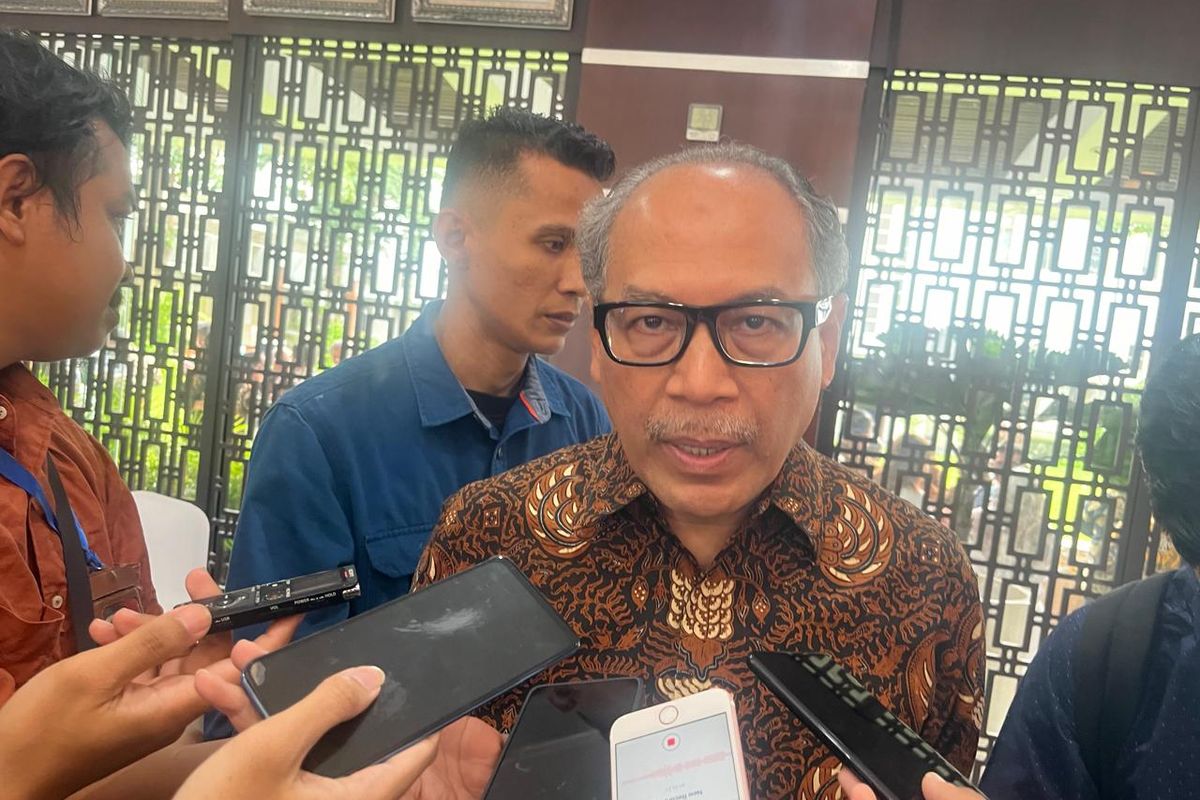 Direktur Jenderal Minyak dan Gas Bumi (Dirjen Migas) Kementerian ESDM Tutuka Ariadji saat ditemui di Kementerian ESDM, Jakarta, Selasa (16/4/2024). 
