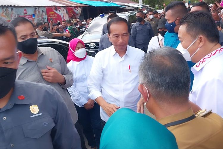 Presiden Joko Widodo blusukan ke Pasar Tenguyun, Tarakan, Kalimantan Utara, Selasa (28/2/2023).