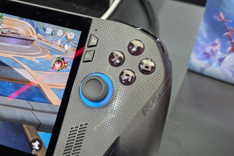 ROG Xbox Ally X dan tombol fungsi serta joystick, digenggam di Tokyo Game Show 2025 di Makuhari Messe, Chiba, Jepang, Kamis (25/9/2025).