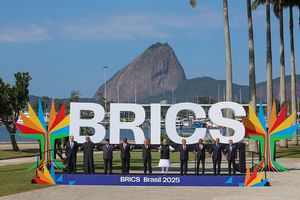Negara-negara BRICS Borong Emas, Strategi Lepas dari Dollar AS?