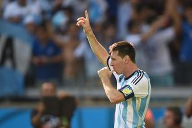 Striker dan kapten Argentina, Lionel Messi, merayakan gol yang dicetaknya ke gawang Iran pada laga penyisihan Grup F Piala Dunia 2014, Sabtu (21/6/2014).