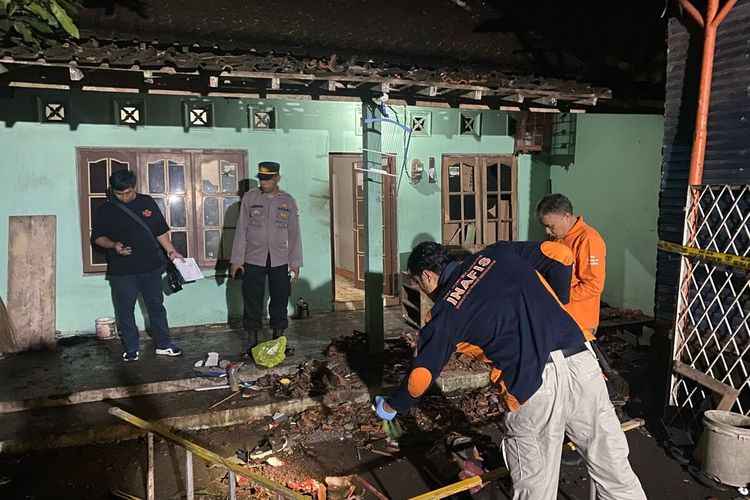 Polisi olah TKP ledakan diduga mercon di Pandak, Bantul. Minggu (10/3/2024) malam.