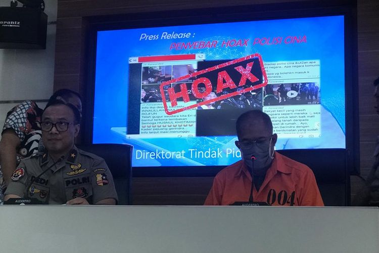 Penyebar berita bohong perihal adanya personel Brimob dari China berinisial SDA saat dihadirkan di Gedung Humas Mabes Polri, Jakarta Selatan, Jumat (24/5/2019).