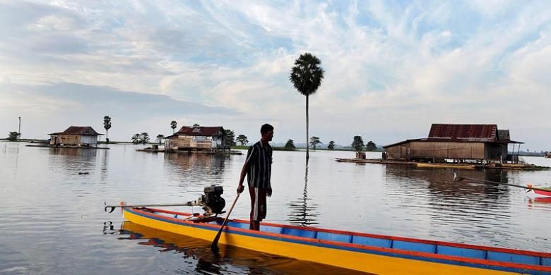 Perahu Melintas di Danau Tempe