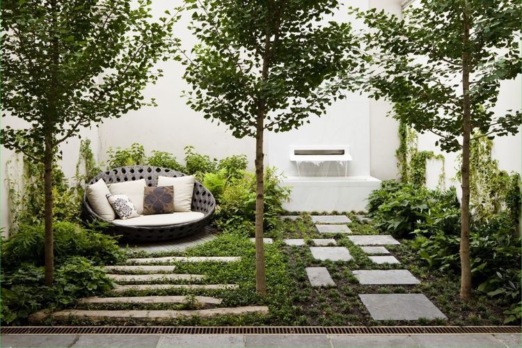 Pojok baca di sudut taman 