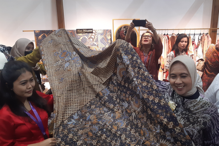 Batik Walangkekek yang pernah dipakai sekaligus dipopulerkan maestro keroncong Indonesia, Waldjinah di pameran Karya Kreatif Indonesia (KKI) 2023 di Jakarta Convention Center (JCC) Senayan, Jakarta, Jumat (28/7/2023).