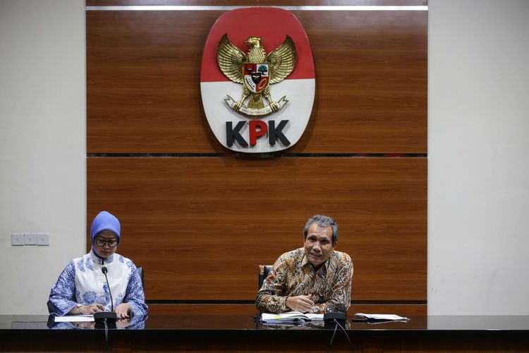 Deputi Pencegahan dan Monitoring KPK Pahala Nainggolan (kanan) menggelar jumpa pers terkait klarifikasi harta kekayaan mantan Pejabat Direktorat Jenderal Pajak (DJP) Rafael Alun Trisambodo di Gedung KPK, Jakarta, Rabu (1/3/2023). KPK memeriksa orang tua dari Mario Dandy terkait harta kekayaannya sebesar Rp 56,1 miliar yang tercatat dalam Laporan Harta Kekayaan Penyelenggara Negara (LHKPN).