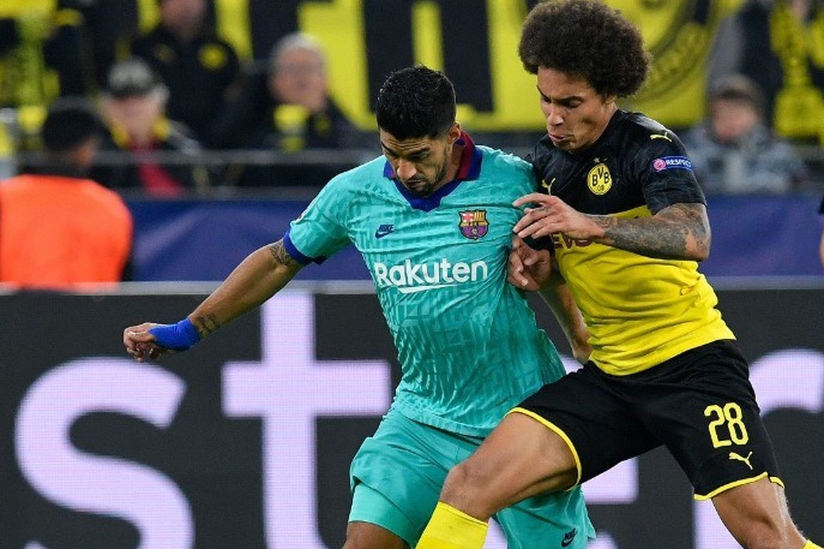 Axel Witsel menjaga ketat Luis Suarez pada pertandingan Borussia Dortmund vs Barcelona dalam laga Liga Champions di Signal Iduna Park, 17 September 2019. 