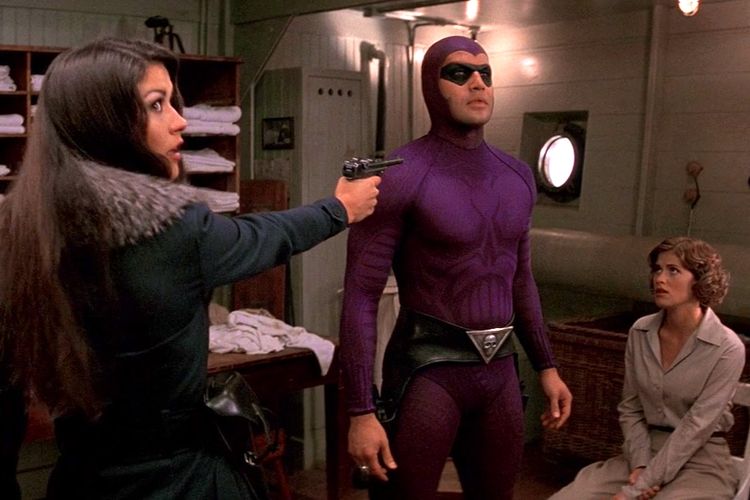 Aksi Billy Zane, Kristy Swanson, dan Catherine Zeta-Jones di film The Phantom