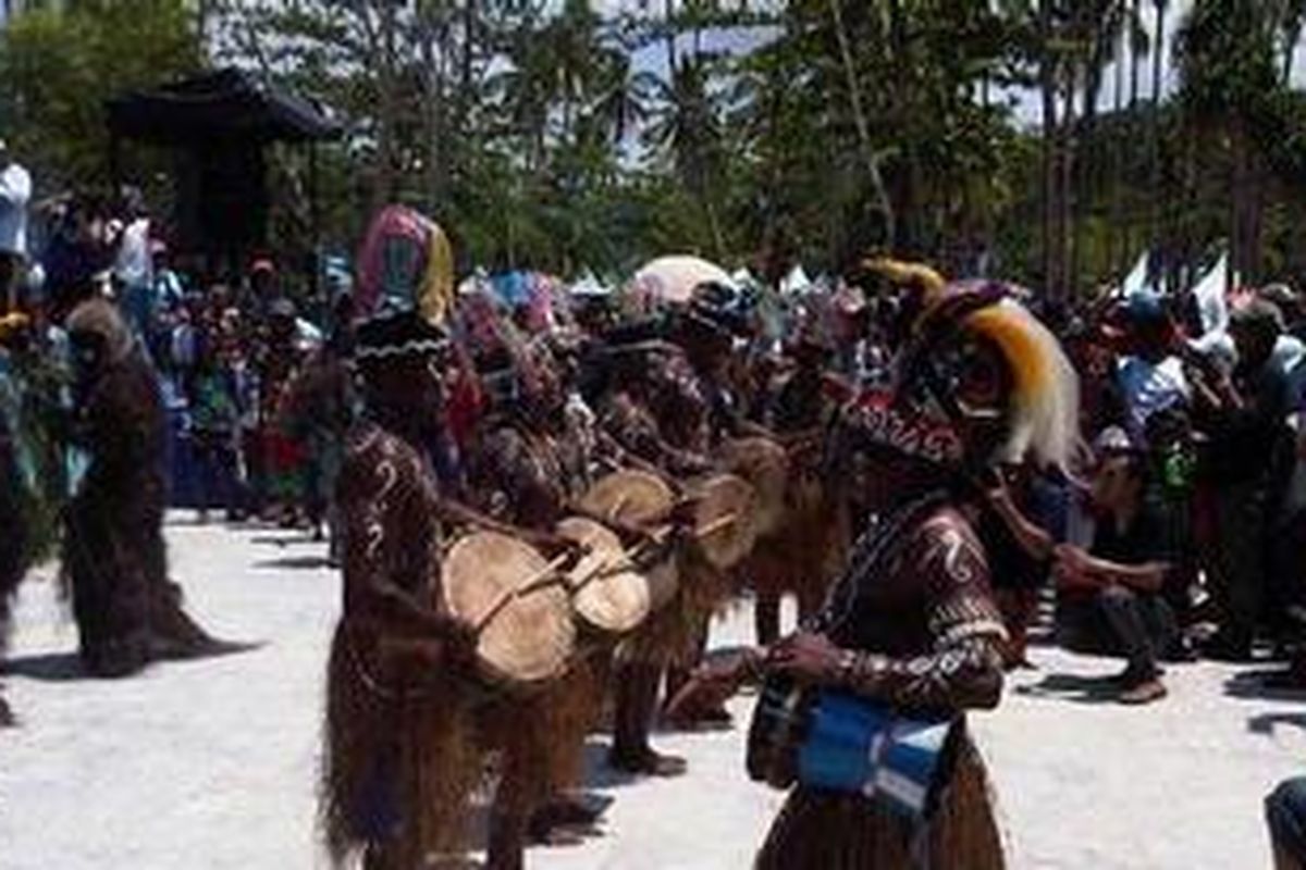 Festival dan Travel Mart Raja Ampat 2011 dibuka di Pantai Waisai Tercinta (WTC), Raja Ampat, Papua Barat. 
