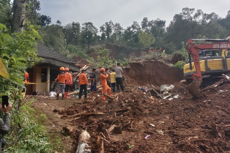 Upaya pencarian korban longsor di Dusun Banturejo, Desa Sambirejo, Kecamatan Wonosalam, Kabupaten Jombang, Jawa Timur, Jumat (24/1/2025).