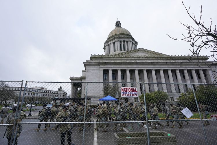 Personel Garda Nasional Washington mendirikan pagar perimeter di Gedung Capitol Hill, pada Minggu (17/1/2021). Pengamanan diperketat jelang pelantikan Joe Biden sebagai presiden ke-46 Amerika Serikat.