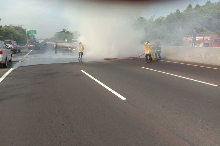  Truk  Pengangkut  Cairan Belerang Terbakar di Tol Jagorawi Bogor