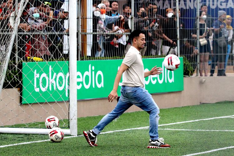 Raffi Ahmad bermain bola disela-sela coaching clinic bersama Ronaldinho dalam rangkaian Trofeo Meet The Star di Unggul Sport Center Malang, Minggu (26/6/2022) sore.