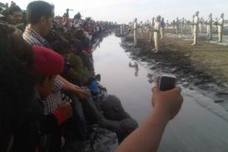 Prosesi pemberian segenggam lumpur panas Lapindo dari warga korban lumpur kepada Jokowi.