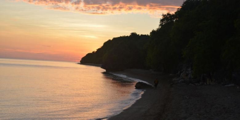 Matahari terbit di Pantai Watu Payung, Desa Nangambaur, Kecamatan Sambirampas, Manggarai Timur, Flores, Nusa Tenggara Timur. 